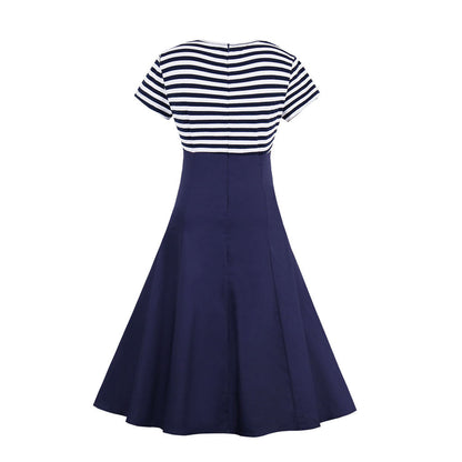 Striped Retro Dress – Vintage Style & Timeless Elegance