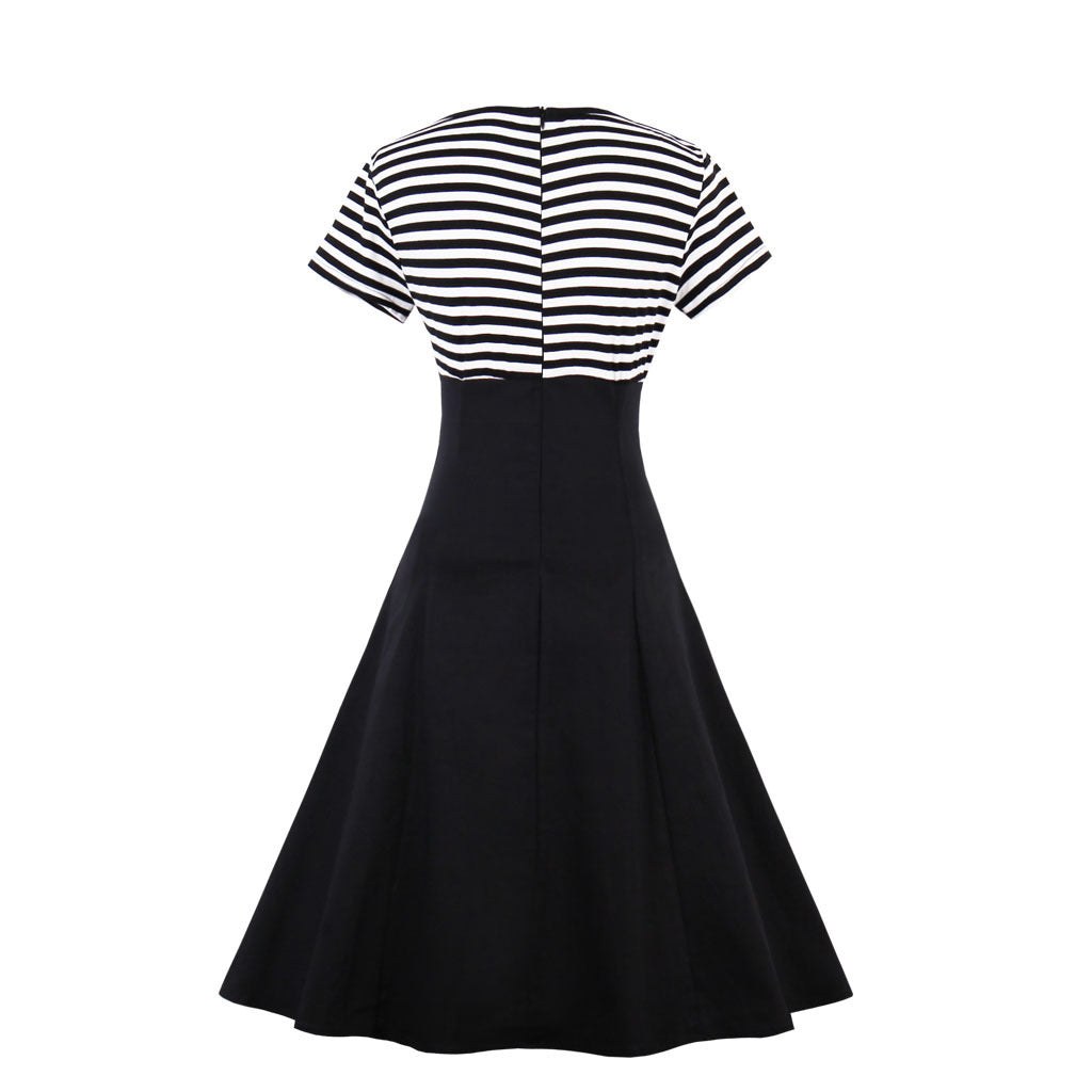Striped Retro Dress – Vintage Style & Timeless Elegance
